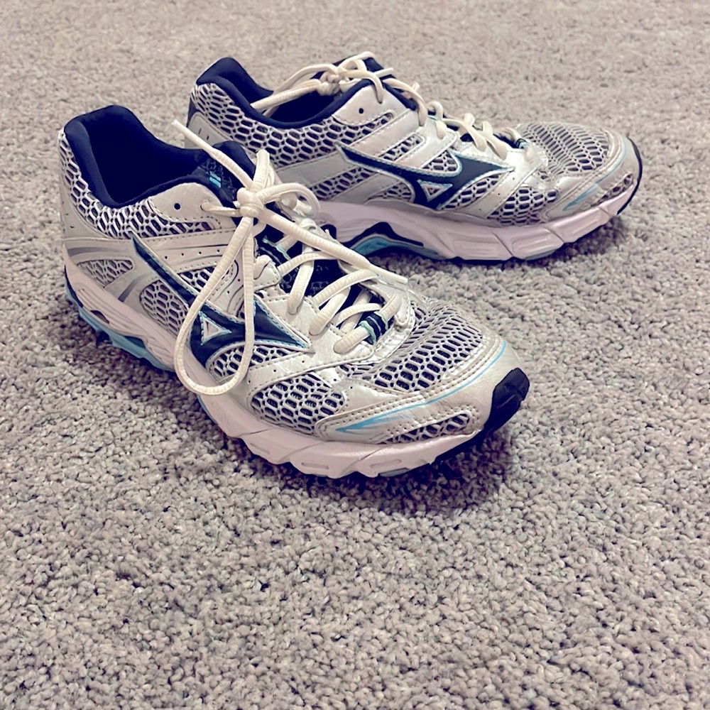 Mizuno running shoe size 8. Silver and blue.